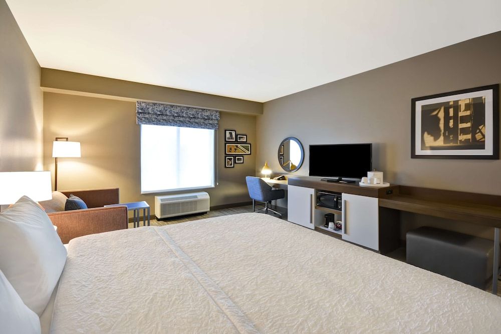 Room, 1 King Bed, Refrigerator & Microwave