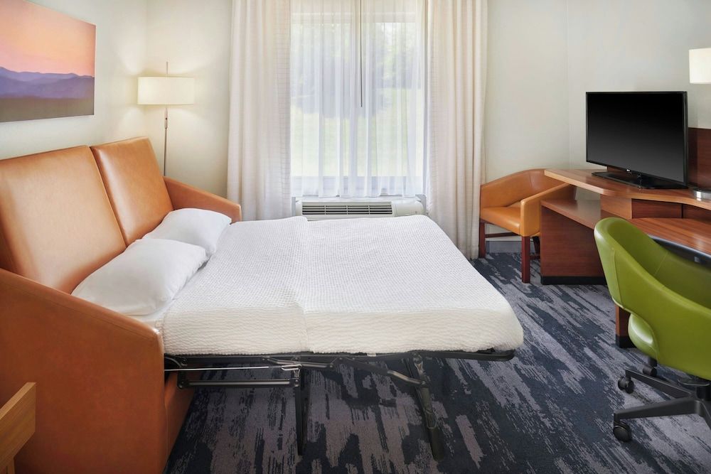 Fairfield Inn & Suites Reading Wyomissing Suite, 1 King Bed with Sofa bed 4