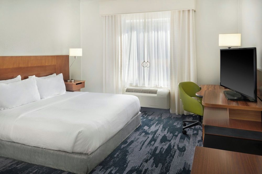Fairfield Inn & Suites Reading Wyomissing Room, 1 King Bed 2