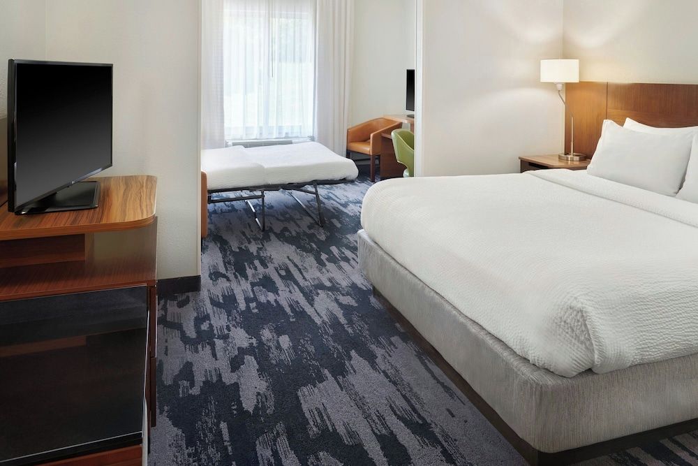 Fairfield Inn & Suites Reading Wyomissing Suite, 1 King Bed with Sofa bed 3