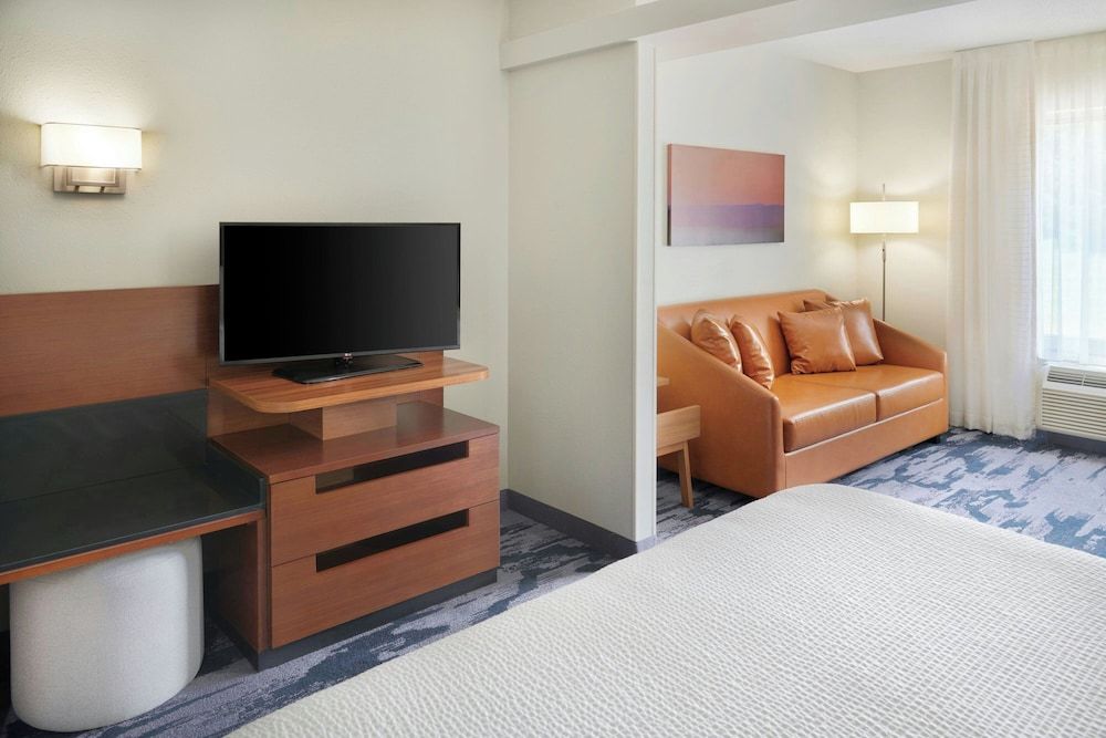 Fairfield Inn & Suites Reading Wyomissing Suite, 1 King Bed with Sofa bed 9