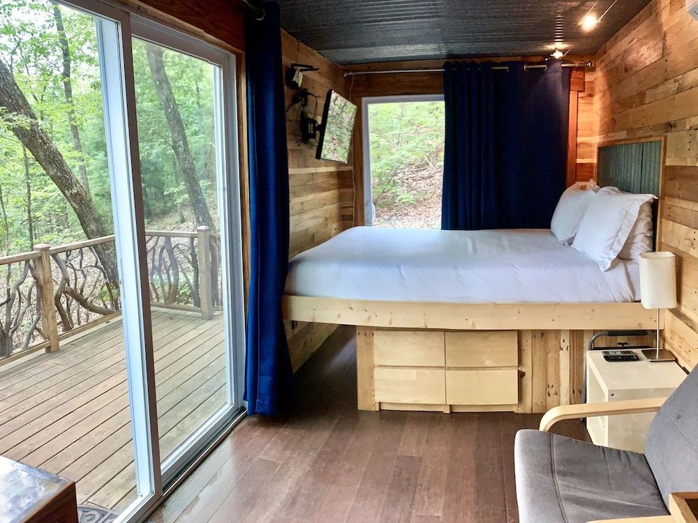 Barefoot Hills Design Cabin, 1 Queen Bed, Refrigerator & Microwave 3