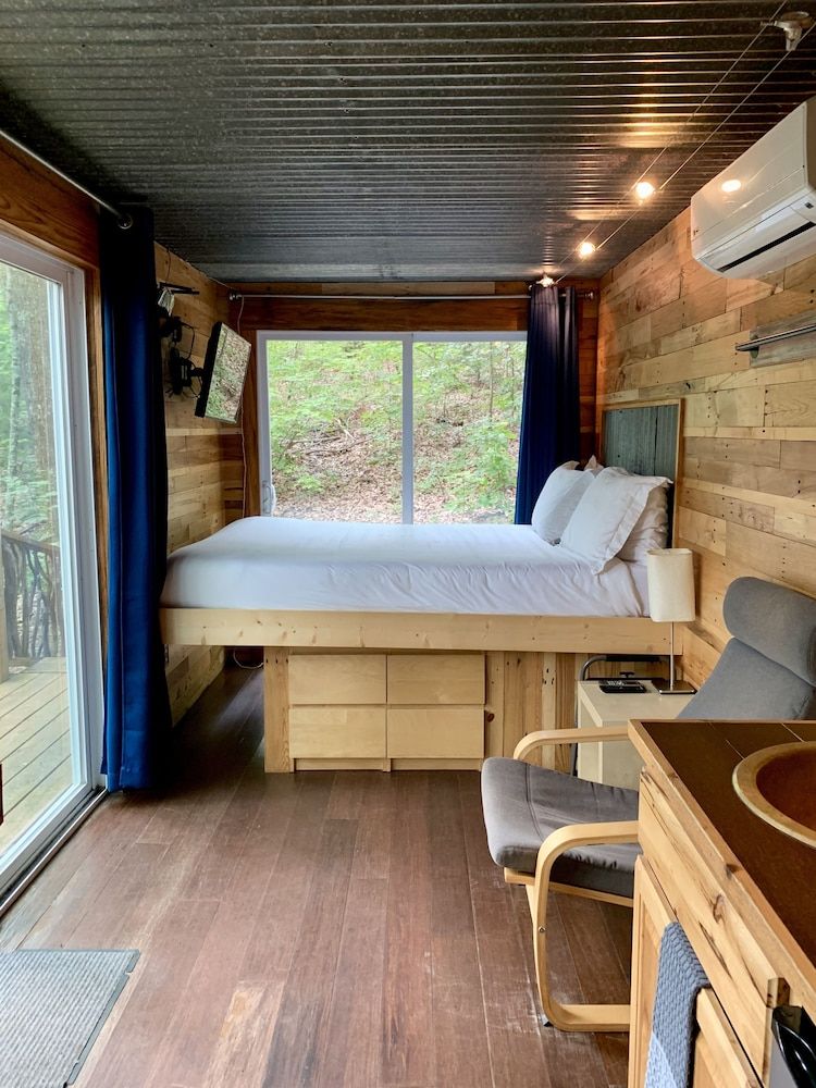 Barefoot Hills Design Cabin, 1 Queen Bed, Refrigerator & Microwave 4