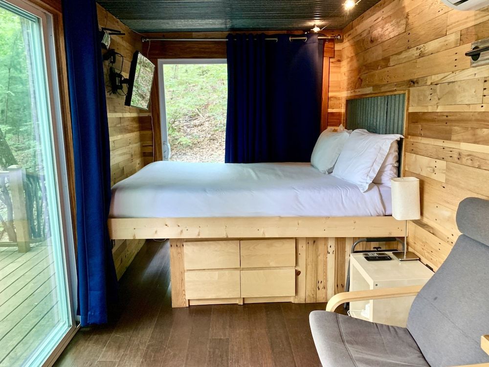 Barefoot Hills Design Cabin, 1 Queen Bed, Refrigerator & Microwave 2