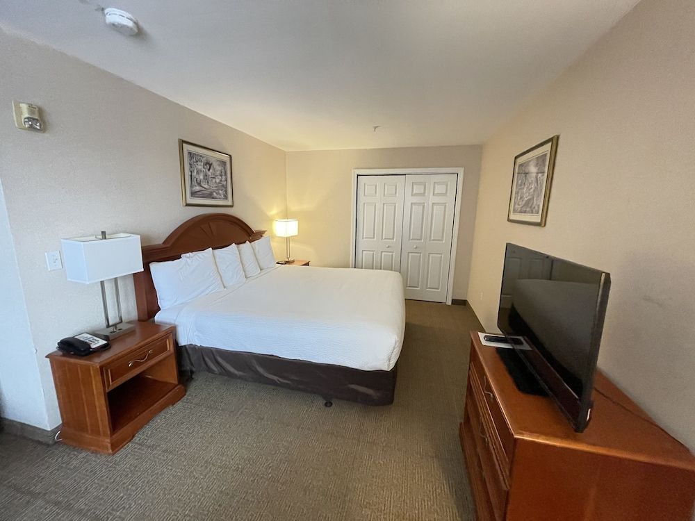 Smart Suites, Ascend Hotel Collection Suite, 1 King Bed with Sofa bed, Non Smoking, Jetted Tub 3