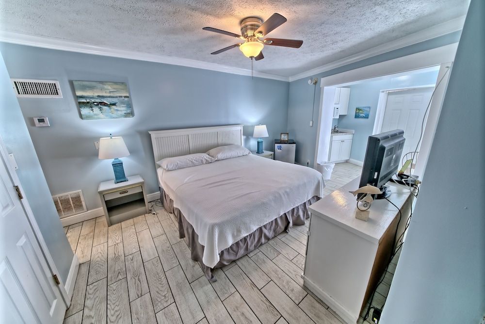 Efficiency, 1 King Bed, Kitchenette, Pool View (Villa 16)