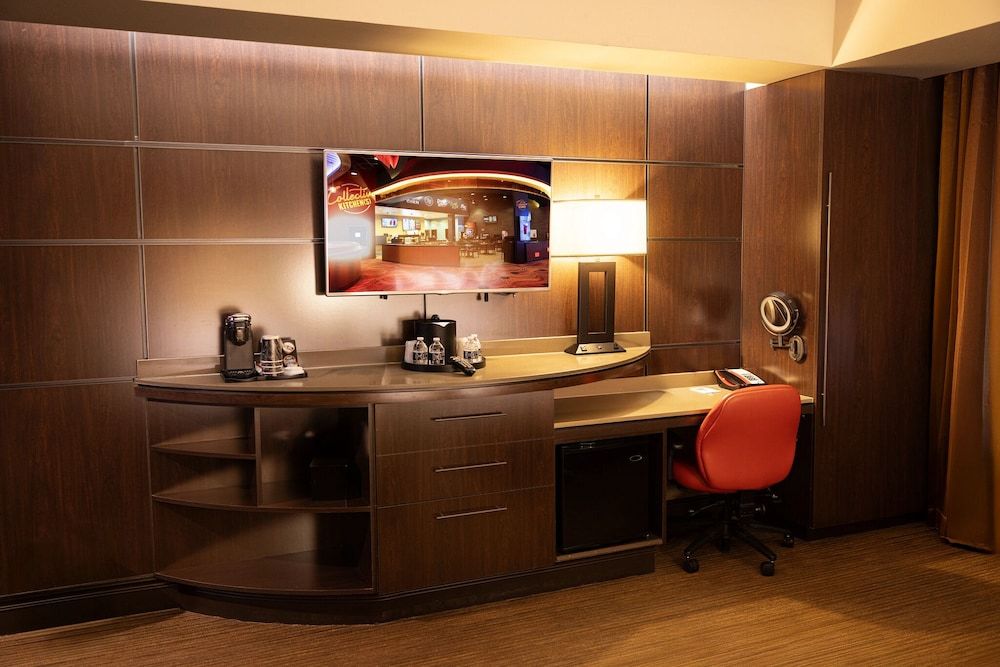 Cherokee Casino & Hotel Roland Standard Room, 2 Queen Beds (Standard Double Queen) 3