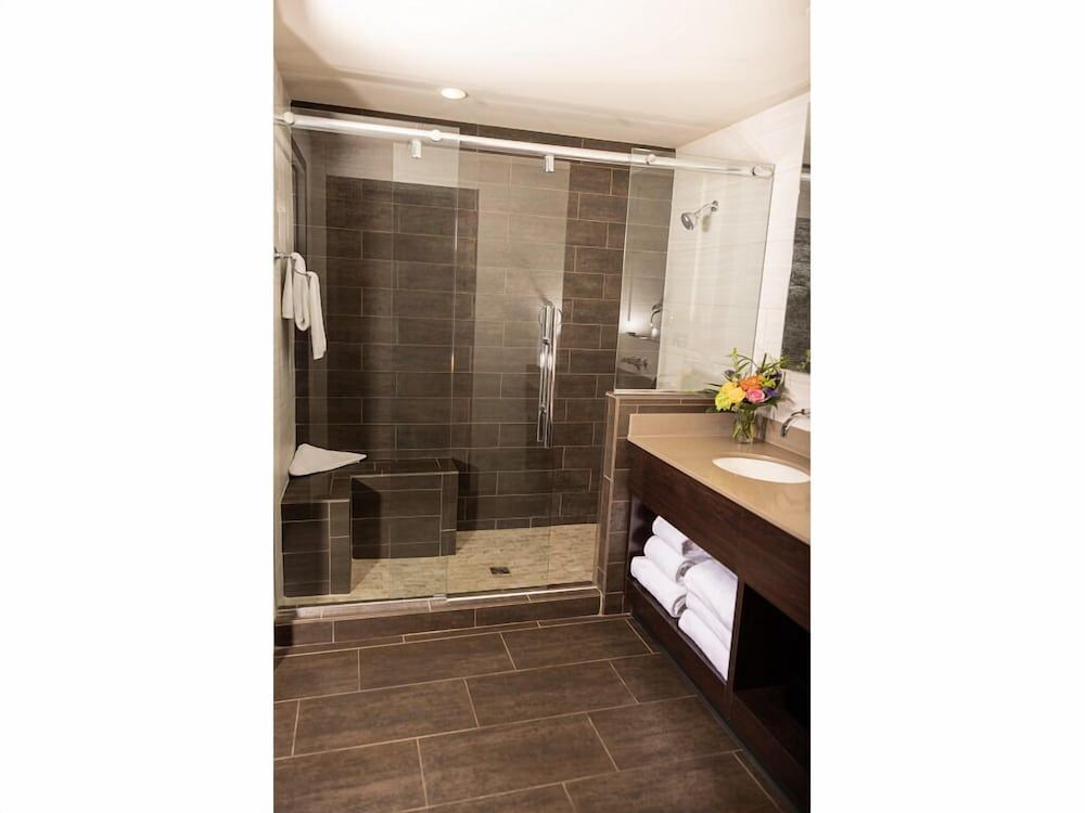 Cherokee Casino & Hotel Roland Deluxe Room, 2 Queen Beds (Deluxe Double Queen) 3