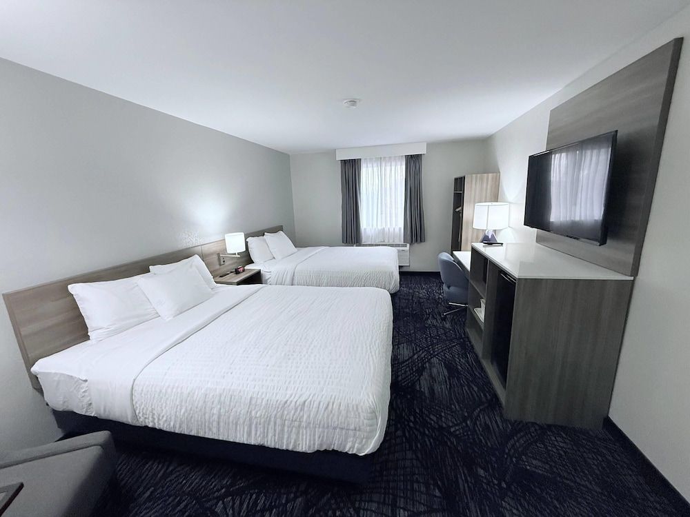 Clarion Pointe Standard Room, 2 Queen Beds, Non Smoking 5