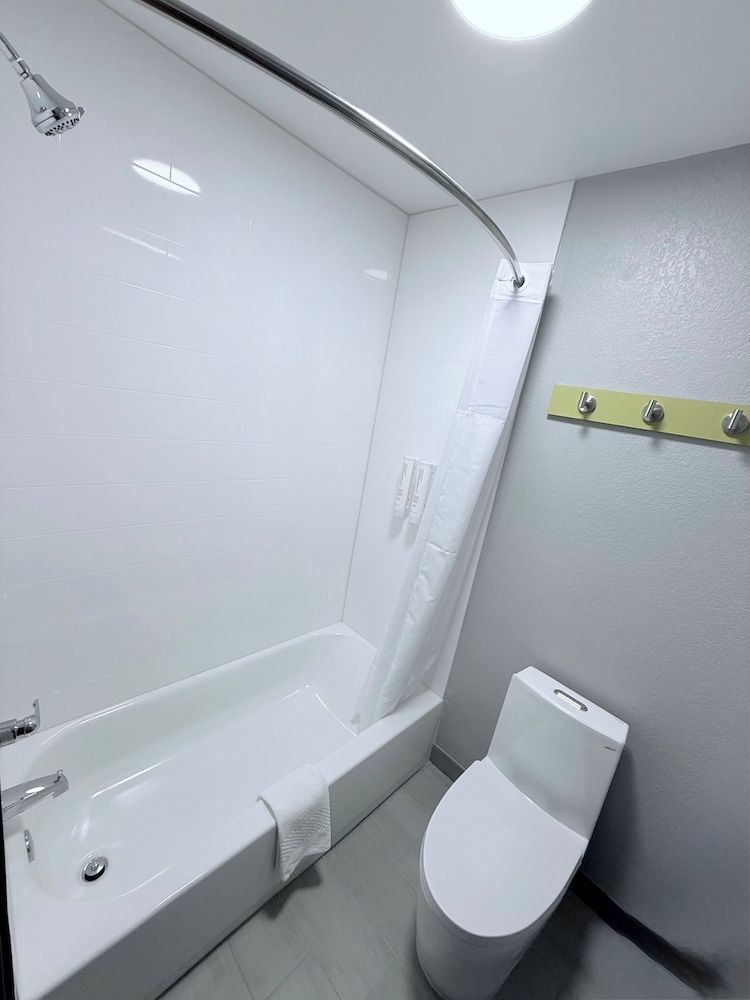 Clarion Pointe Room, 2 Queen Beds, Non Smoking (Efficiency) 3