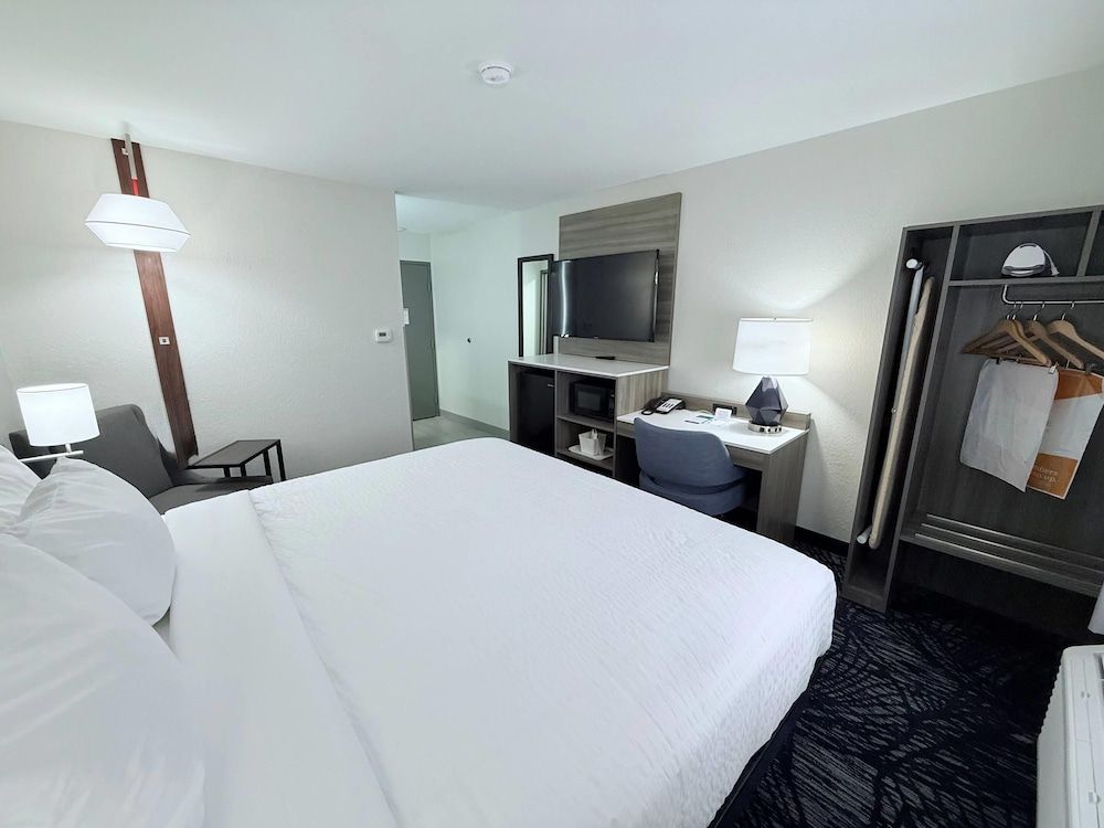 Clarion Pointe Standard Room, 1 King Bed, Non Smoking 2