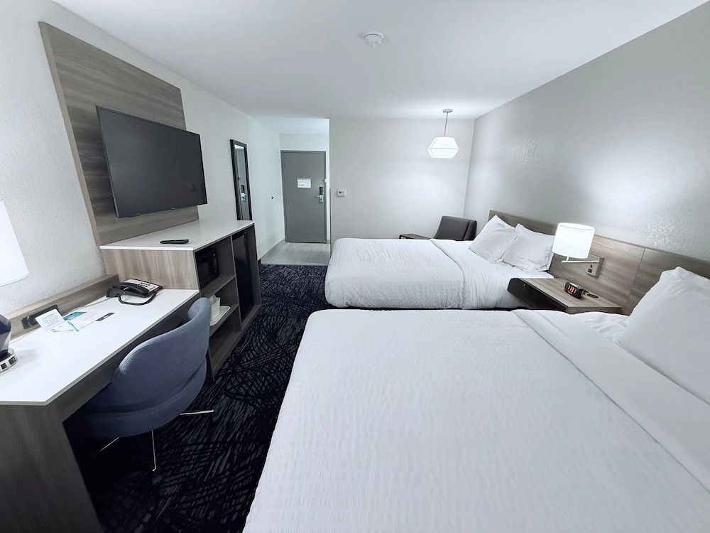 Clarion Pointe Standard Room, 2 Queen Beds, Non Smoking 3