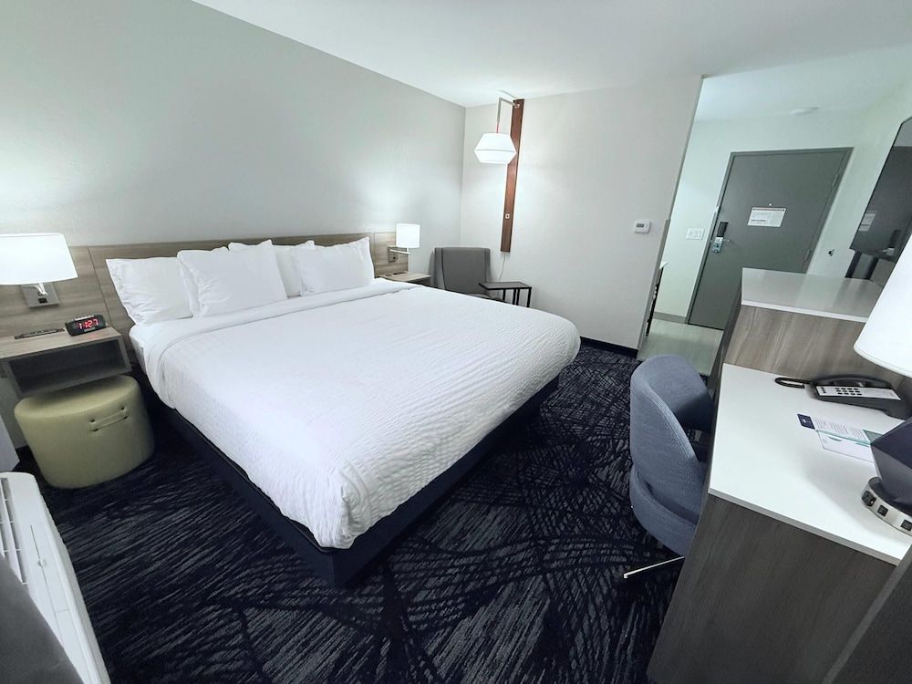 Clarion Pointe Standard Room, 1 King Bed, Non Smoking