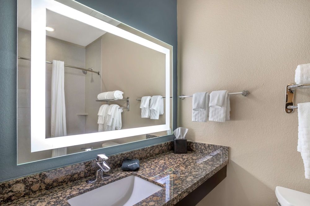 Best Western Plus Lake Jackson Inn & Suites Standard Room, 2 Queen Beds, Non Smoking, Refrigerator & Microwave (Pet Friendly) 4