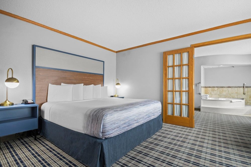 Superior Suite, 1 King Bed, Non Smoking (One-Bedroom)