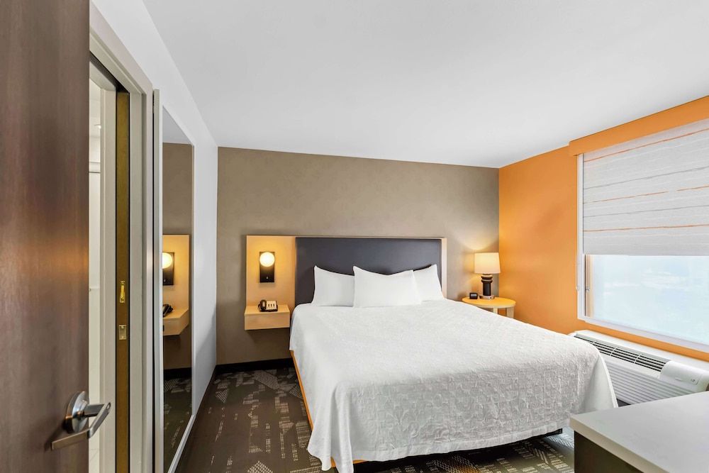 Suite, 1 King Bed, Accessible, Bathtub
