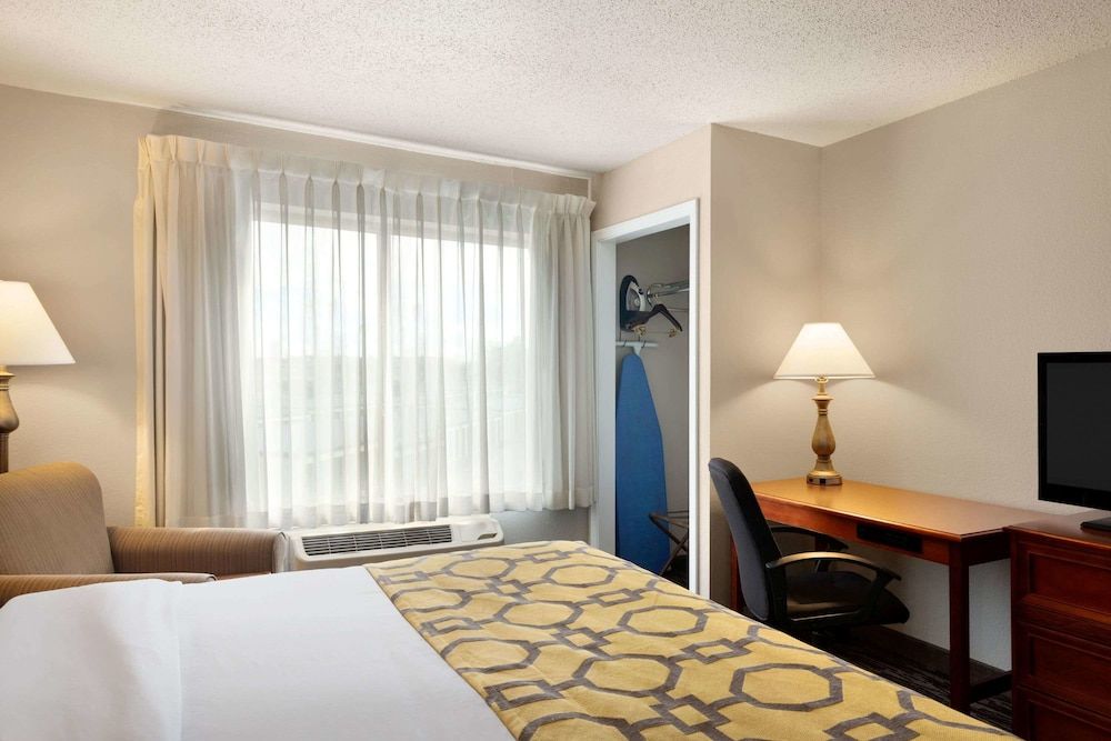 Room, 1 King Bed, Accessible, Non Smoking (Mobility, Bathtub w/Grab Bars)