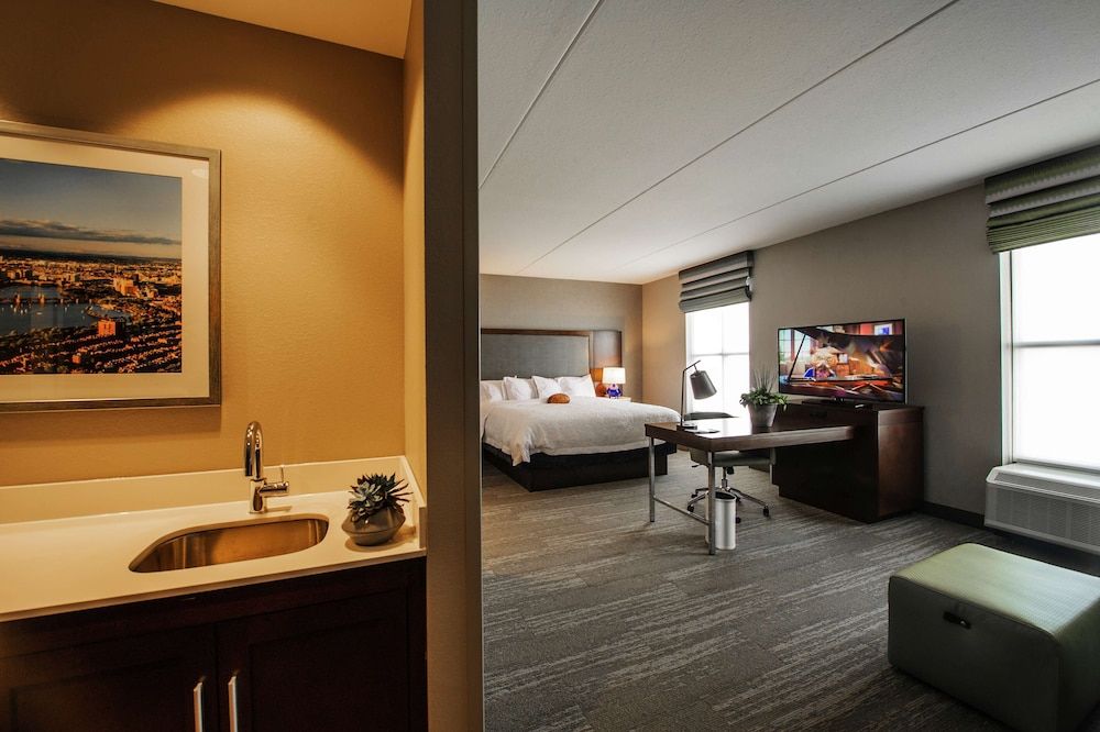 Studio, 1 King Bed, Accessible (Roll-In Shower)