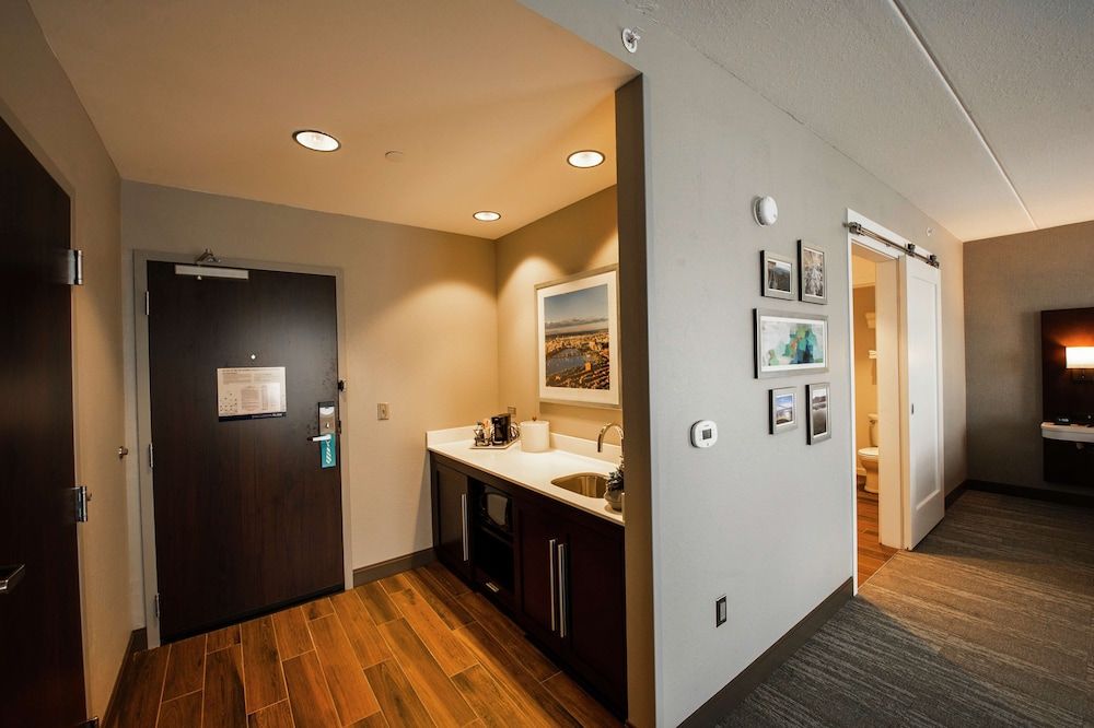 Studio, 1 King Bed, Accessible (Roll-In Shower)