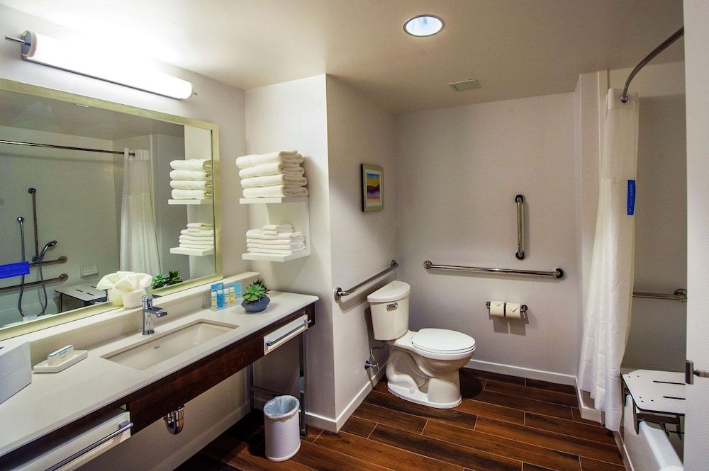 Studio, 1 King Bed, Accessible, Bathtub