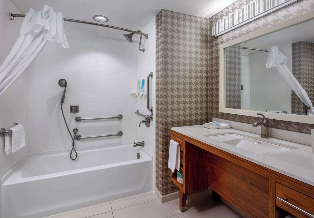 Studio, 1 Queen Bed, Accessible, Bathtub