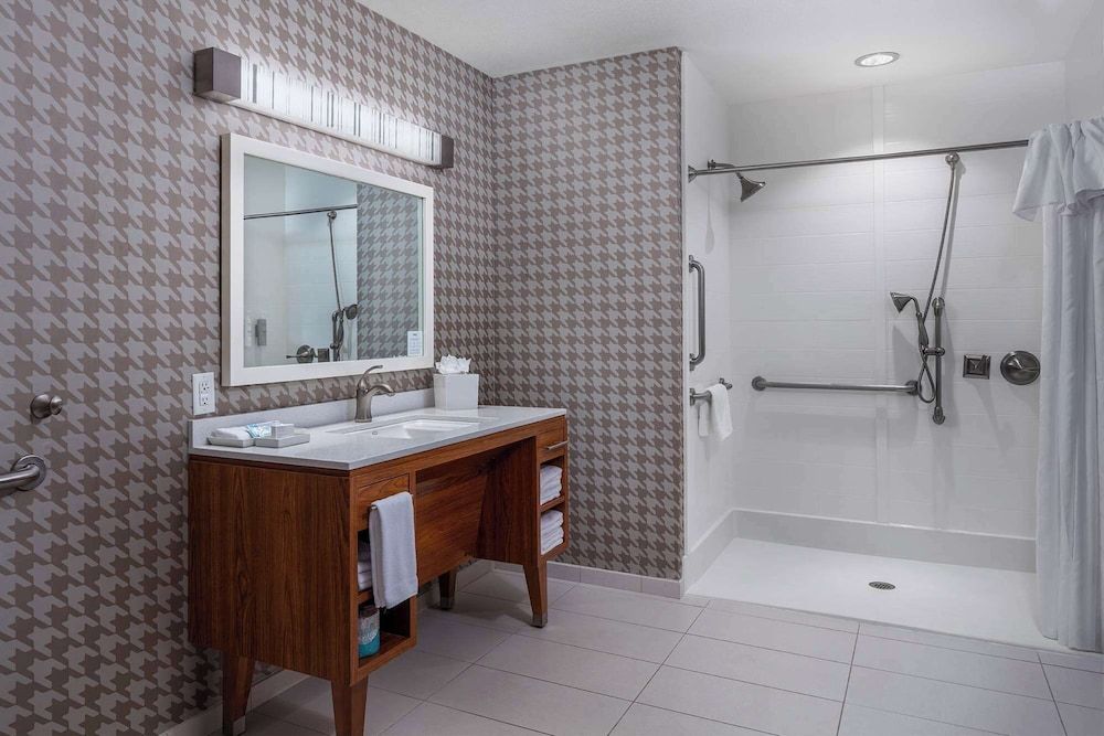 Suite, 1 King Bed, Accessible (Roll-in Shower)