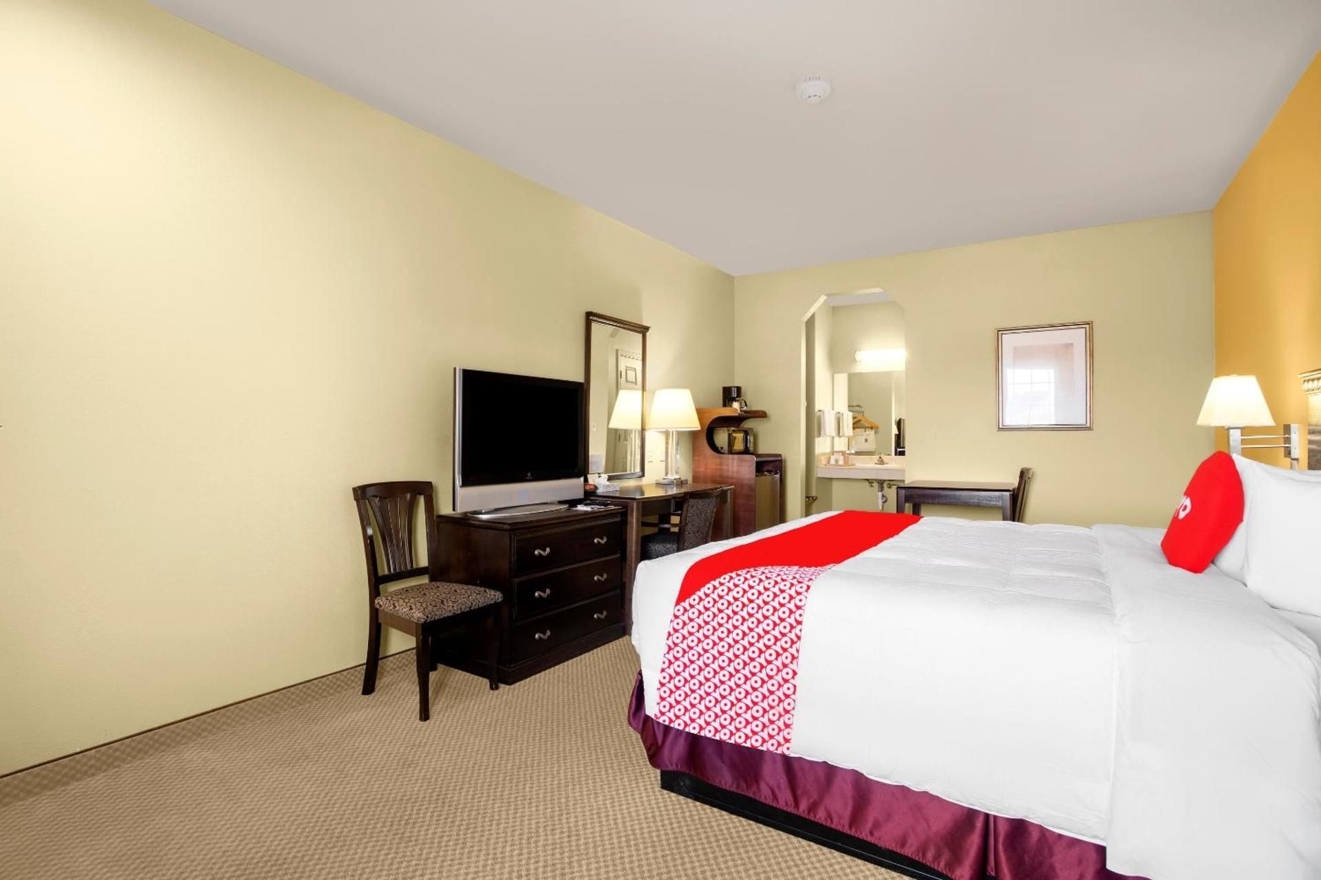 OYO Hotel Valley View TX, I-35 King Bed 2