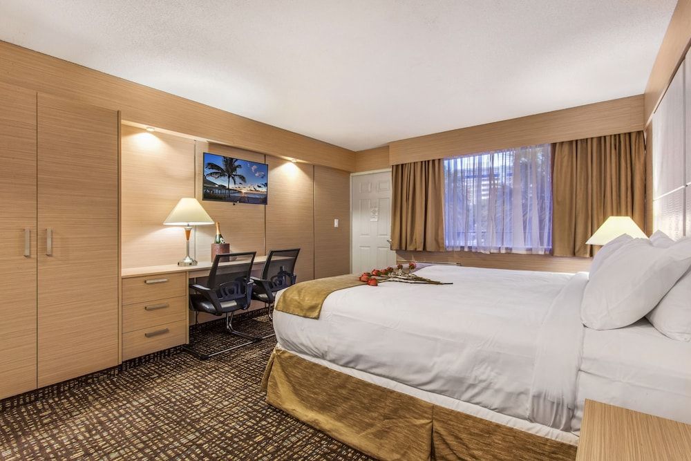 Ocean Beach Club Hotel Deluxe Room, 1 King Bed 3