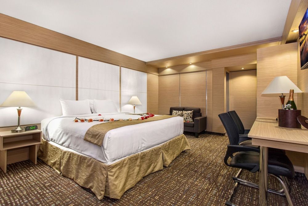 Ocean Beach Club Hotel Deluxe Room, 1 King Bed 4