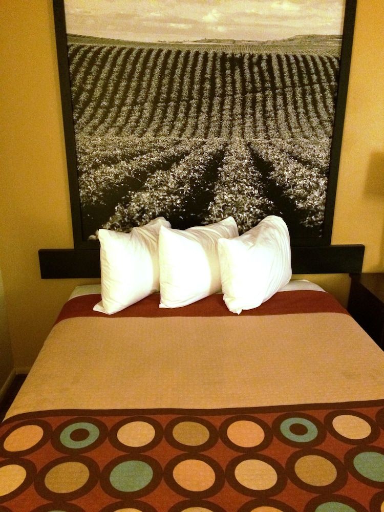 Suite, 1 Queen Bed, Microwave