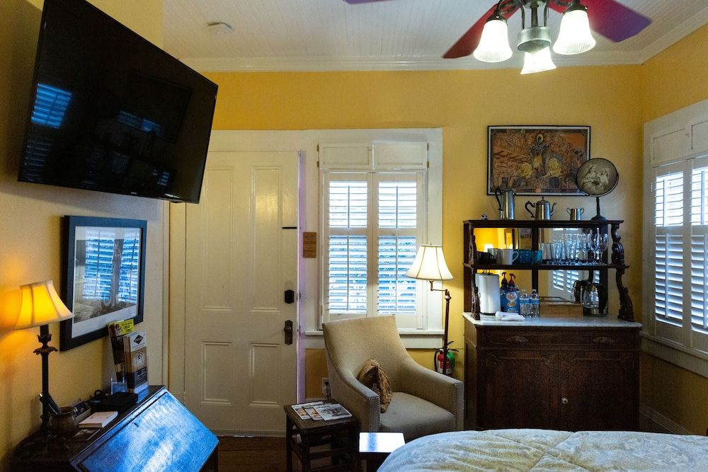 Romantic Room, 1 Queen Bed, Bathtub, Courtyard Area