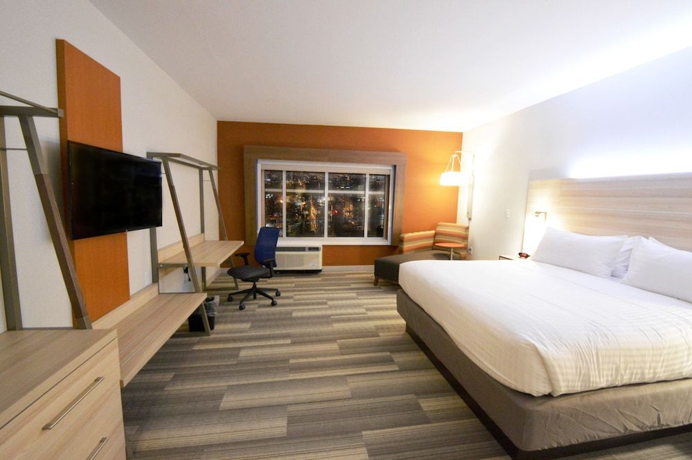 Suite, 1 King Bed, Accessible Bathtub (Mobility)