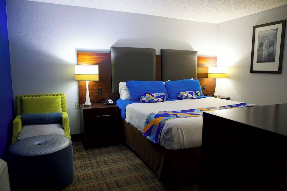 Premium Studio Suite, 1 King Bed, Non Smoking, Jetted Tub