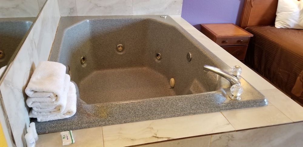 Fullerton Inn - Near Medieval Times Standard Room, 1 King Bed, Jetted Tub 5