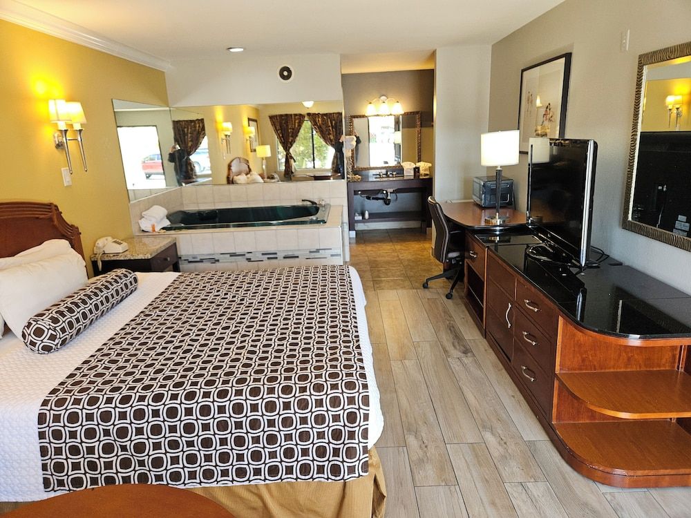 Fullerton Inn - Near Medieval Times Standard Room, 1 King Bed, Jetted Tub 3