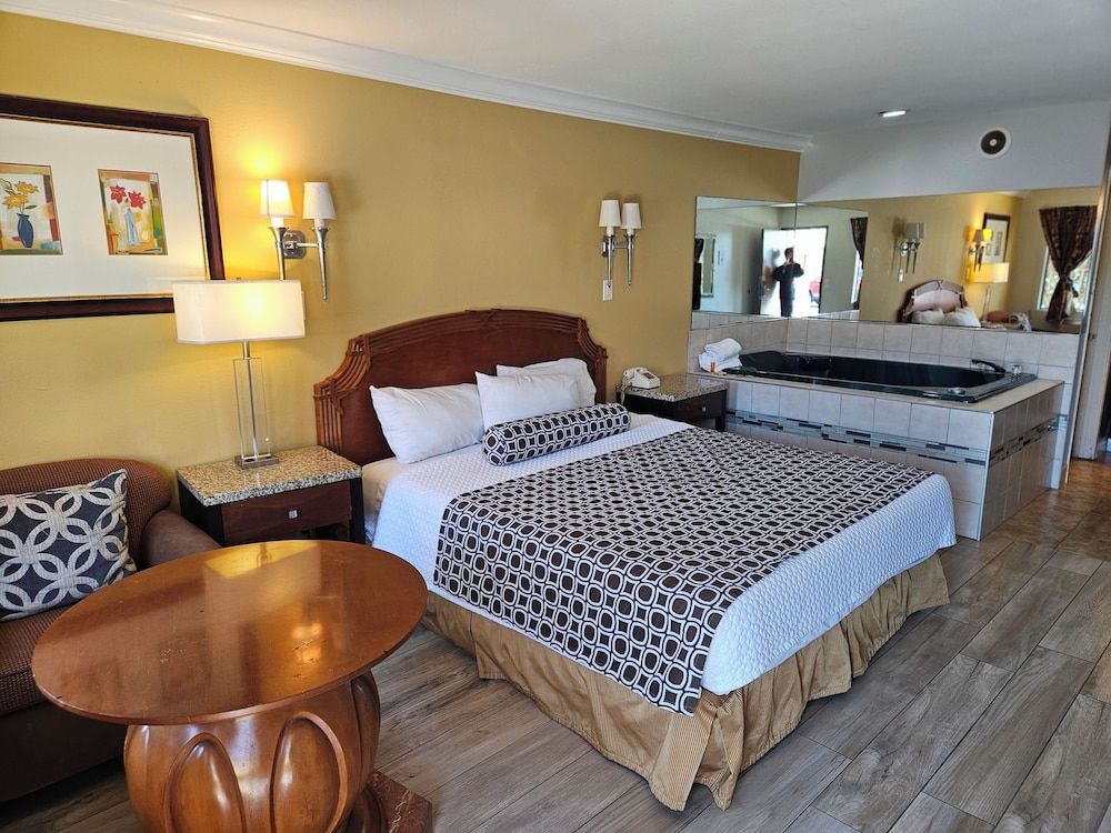 Fullerton Inn - Near Medieval Times Standard Room, 1 King Bed, Jetted Tub 2