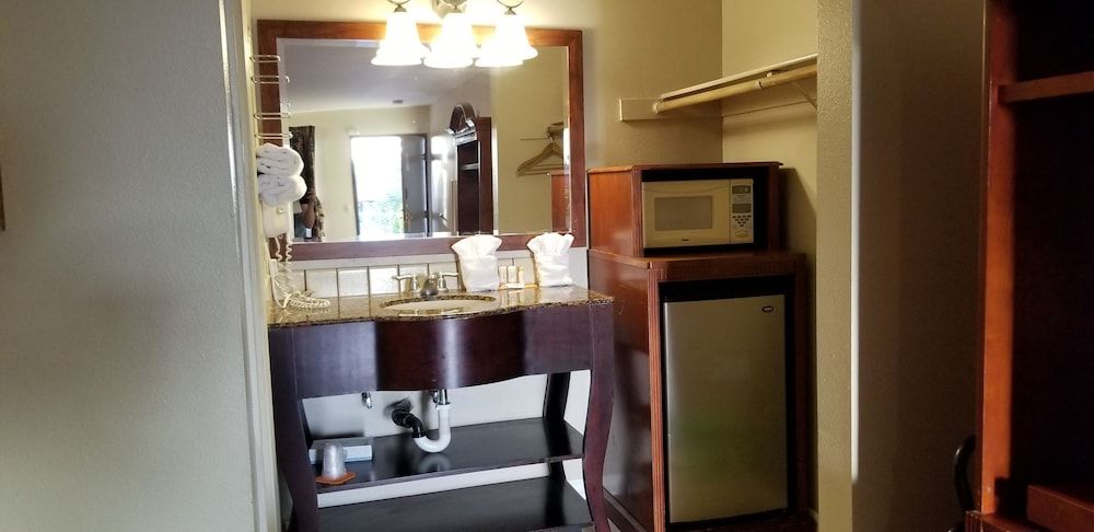 Fullerton Inn - Near Medieval Times Standard Room, 2 Queen Beds 12