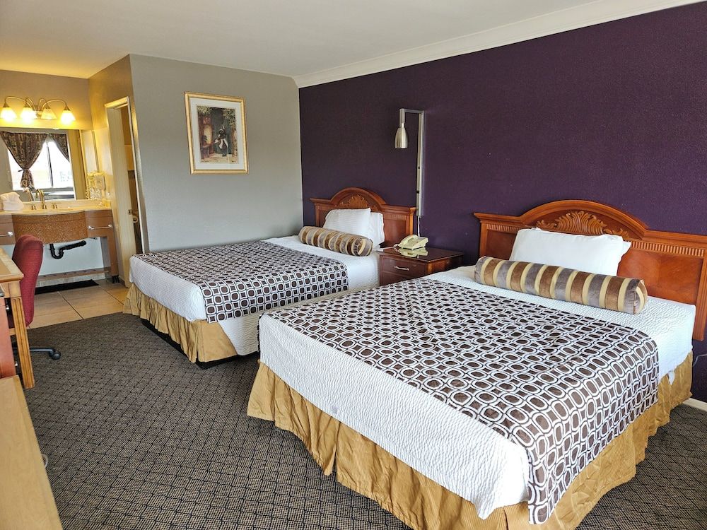 Fullerton Inn - Near Medieval Times Standard Room, 2 Queen Beds 10