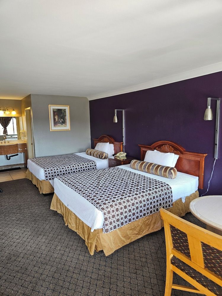 Fullerton Inn - Near Medieval Times Standard Room, 2 Queen Beds 8