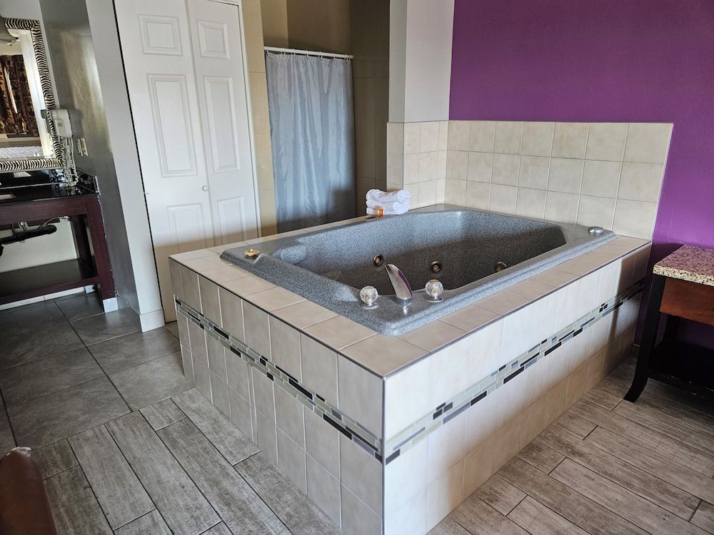 Fullerton Inn - Near Medieval Times Standard Room, 1 King Bed, Jetted Tub 6