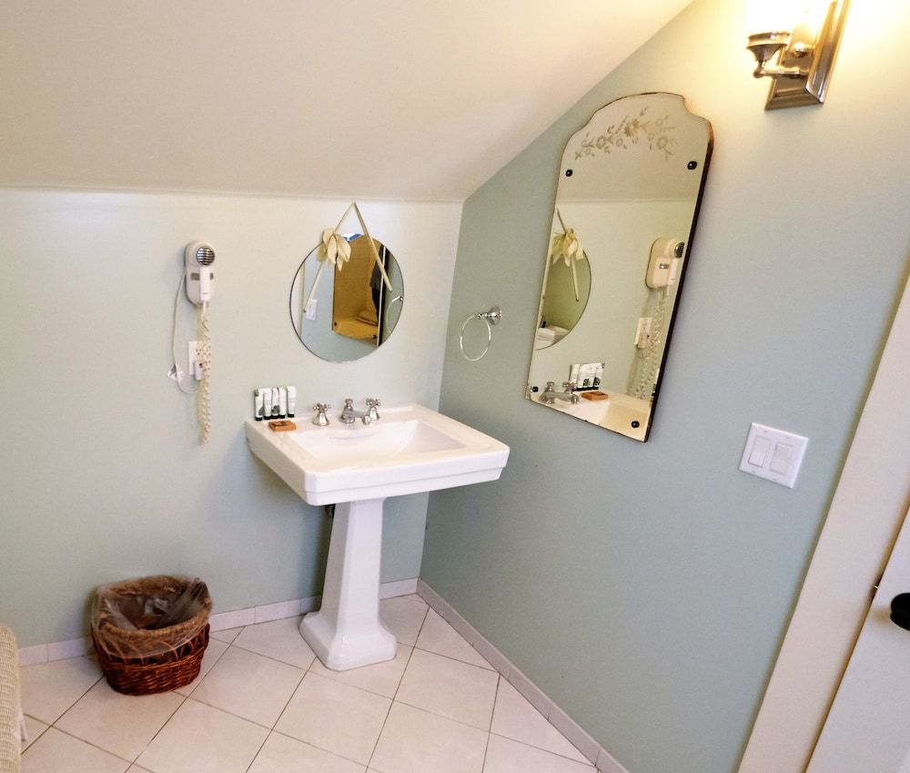 Arroyo Vista Inn Forest Room (King Bed) 4