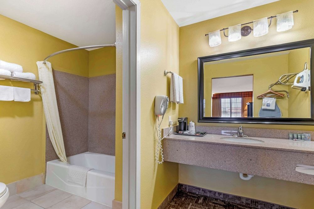 Best Western Executive Inn Standard Room, 1 King Bed, Non Smoking, Refrigerator & Microwave 4