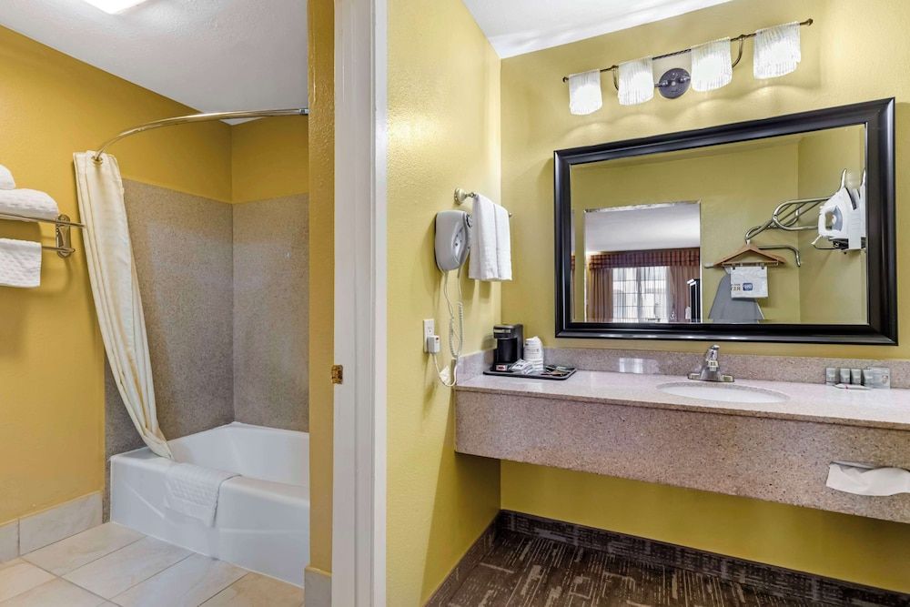 Best Western Executive Inn Standard Room, 2 Queen Beds, Non Smoking, Refrigerator & Microwave 4