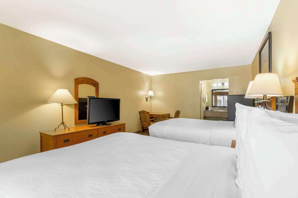 Best Western Executive Inn Standard Room, 2 Queen Beds, Non Smoking, Refrigerator & Microwave 2