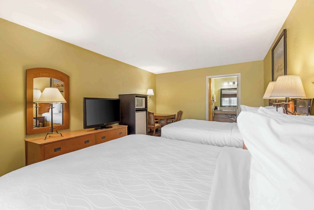 Best Western Executive Inn Standard Room, 2 Queen Beds, Accessible, Non Smoking 3