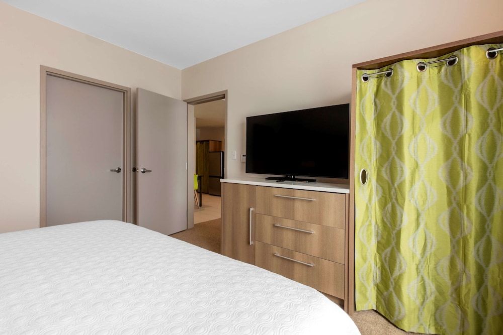 Suite, 1 King Bed, Accessible, Bathtub (Mobility & Hearing)