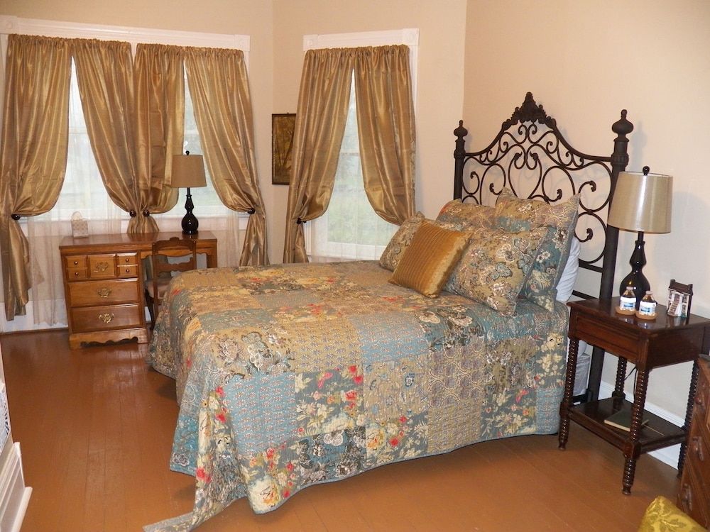 Grand Victorian Inn Room, 1 King Bed, Private Bathroom (Five)