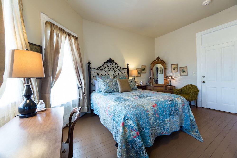 Grand Victorian Inn Room, 1 King Bed, Private Bathroom (Five) 2