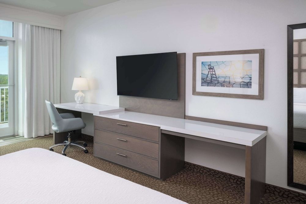 Best Western Premier The Tides Standard Room, 1 King Bed, Balcony, Beachfront (Shower Only;with Sofabed) 4