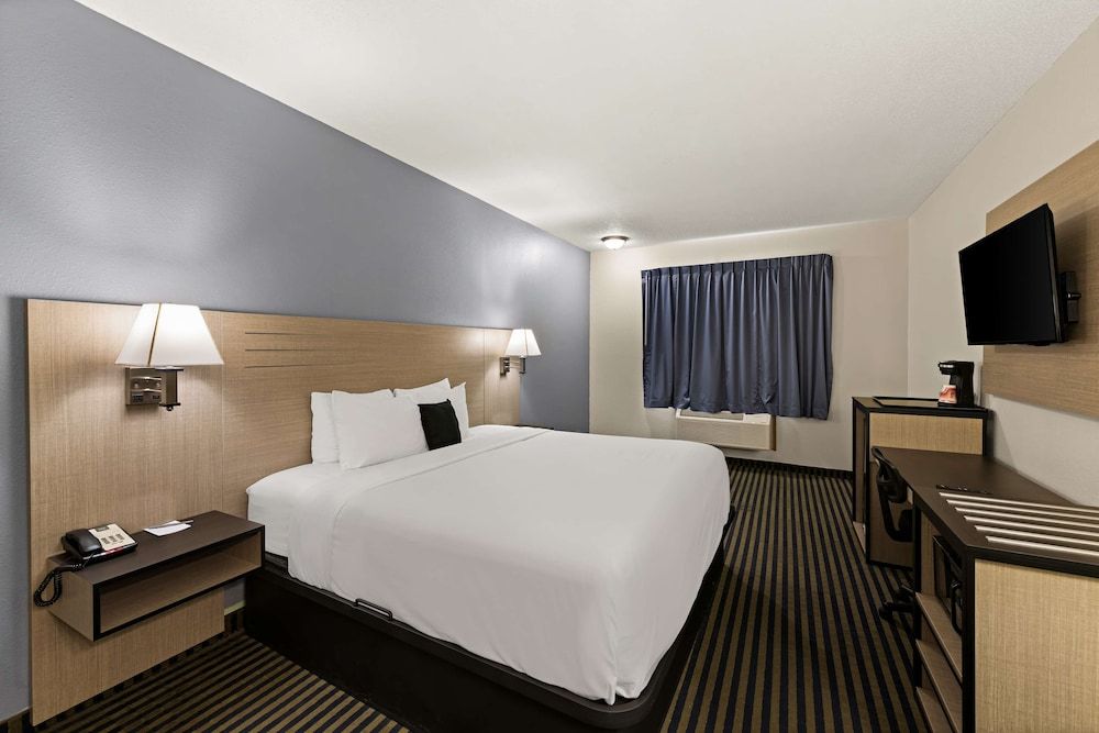 Red Lion Inn & Suites Gretna Room, 1 King Bed, Non Smoking